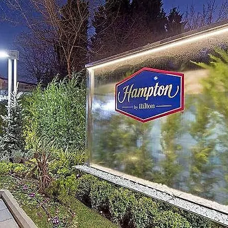 Hampton By Hilton Atakoy Отель Стамбул